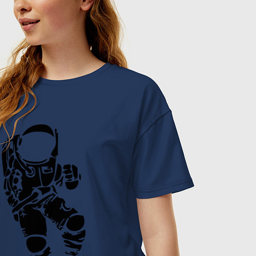 Женская футболка оверсайз Космонавт / Тёмно-синий – фото 3