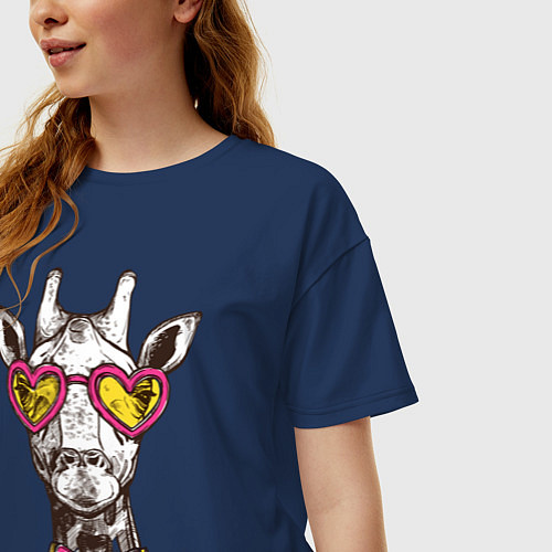 Женская футболка оверсайз Жираф с бабочкой / Тёмно-синий – фото 3