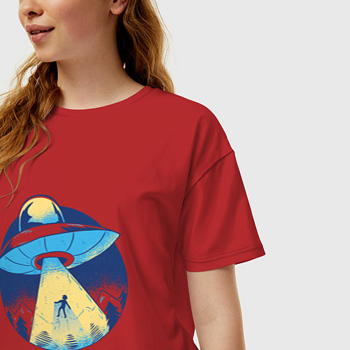 Женская футболка оверсайз Похищение пришельцами в лесу / Красный – фото 3