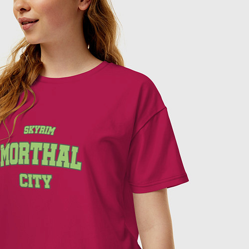 Женская футболка оверсайз SKYRIM - MORTHAL CITY / Маджента – фото 3