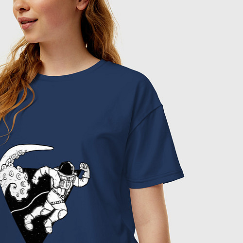 Женская футболка оверсайз Космонавт бежит от монстра / Тёмно-синий – фото 3