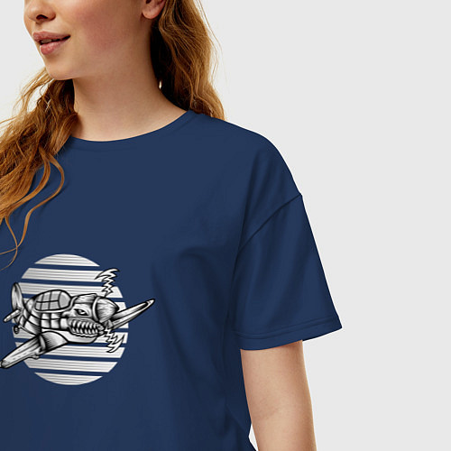 Женская футболка оверсайз Бронированная акула / Тёмно-синий – фото 3