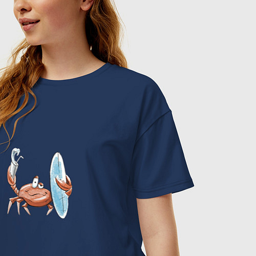 Женская футболка оверсайз Краб-серфер на отдыхе / Тёмно-синий – фото 3