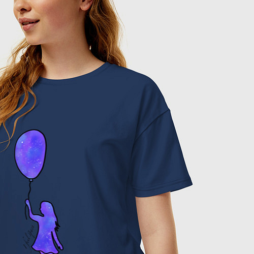 Женская футболка оверсайз Девочка с шариком / Тёмно-синий – фото 3