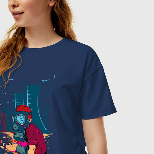 Женская футболка оверсайз Мальчик в противогазе / Тёмно-синий – фото 3