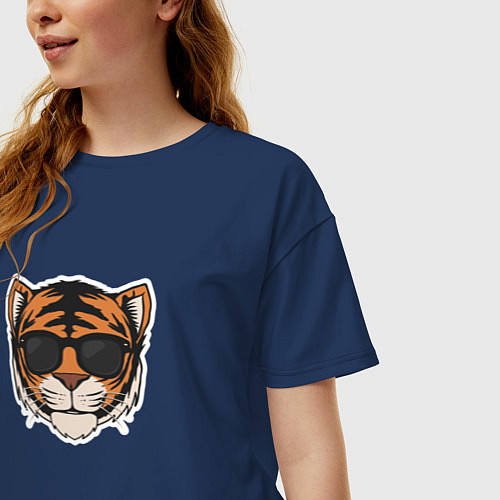 Женская футболка оверсайз Тигр в очках голова / Тёмно-синий – фото 3