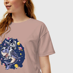 Футболка оверсайз женская Космонавт верхом на акуле, цвет: пыльно-розовый — фото 2