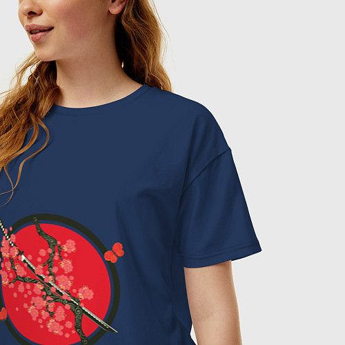 Женская футболка оверсайз Японский меч, катана и ветви с красными цветами / Тёмно-синий – фото 3