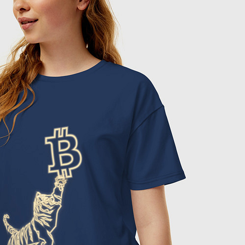 Женская футболка оверсайз Биткоин с тигром в неоновом свечении / Тёмно-синий – фото 3