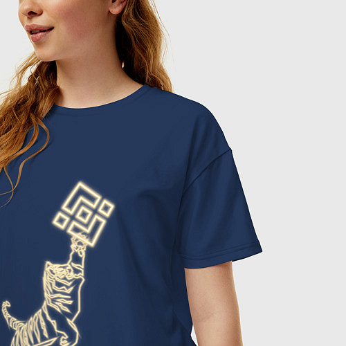 Женская футболка оверсайз Бинанс с тигром в неоновом свечении / Тёмно-синий – фото 3