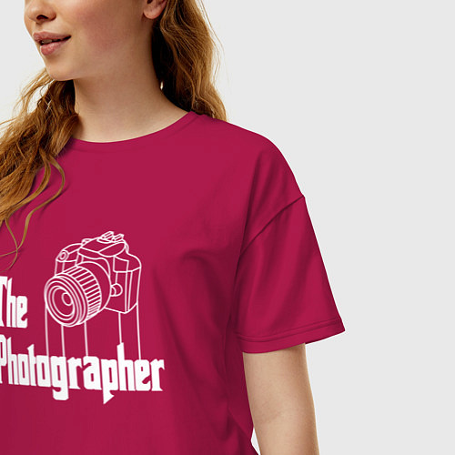 Женская футболка оверсайз The Photographer / Маджента – фото 3