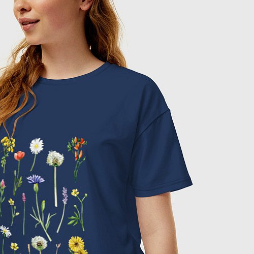 Женская футболка оверсайз Акварельная иллюстрация полевых цветов / Тёмно-синий – фото 3