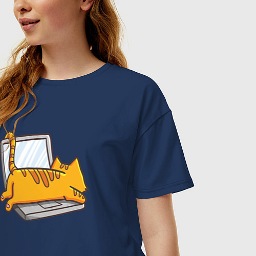 Женская футболка оверсайз Котик лежит на ноутбуке / Тёмно-синий – фото 3