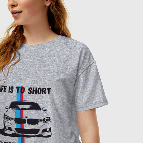 Женская футболка оверсайз BMW - Жизнь коротка / Меланж – фото 3