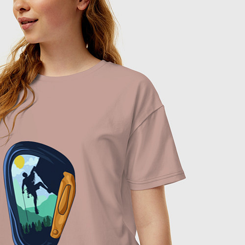 Женская футболка оверсайз Пейзаж с альпинистом в карабине / Пыльно-розовый – фото 3