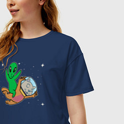 Футболка оверсайз женская Пришелец на коте в космосе, цвет: тёмно-синий — фото 2