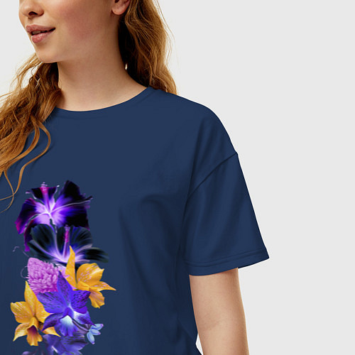 Женская футболка оверсайз Цветы Фиолетовые и Оранжевые Гибискусы и Ирисы / Тёмно-синий – фото 3
