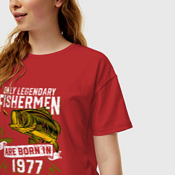 Футболка оверсайз женская Только легендарные рыбаки рождаются в 1977, цвет: красный — фото 2