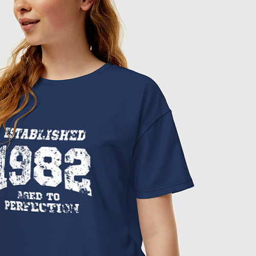 Женская футболка оверсайз Основана в 1982 году доведено до совершенства / Тёмно-синий – фото 3