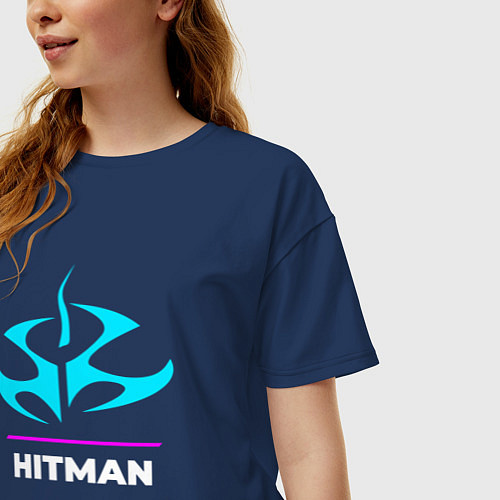 Женская футболка оверсайз Символ Hitman в неоновых цветах / Тёмно-синий – фото 3