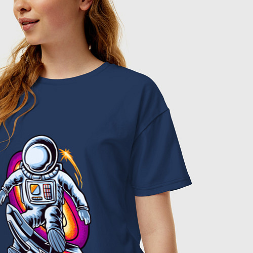 Женская футболка оверсайз Космонавт с ракетой / Тёмно-синий – фото 3
