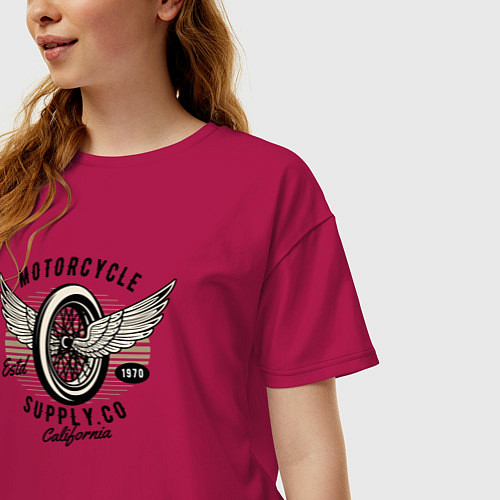 Женская футболка оверсайз Мото колесо с крыльями / Маджента – фото 3