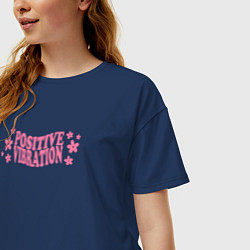Футболка оверсайз женская Positive vibration розовый текст с ромашками, цвет: тёмно-синий — фото 2