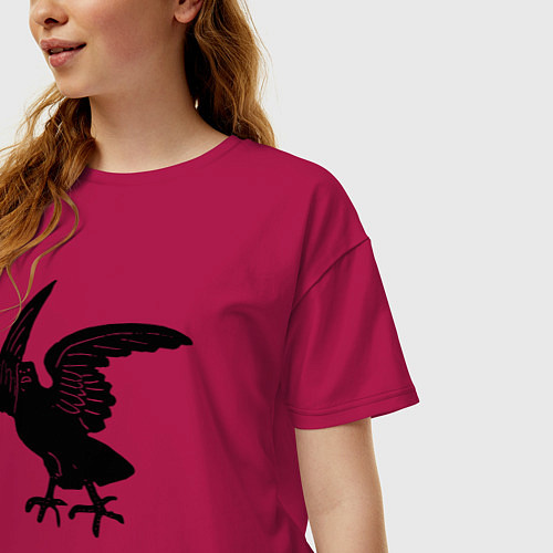 Женская футболка оверсайз Черная ворона средневековый рисунок / Маджента – фото 3