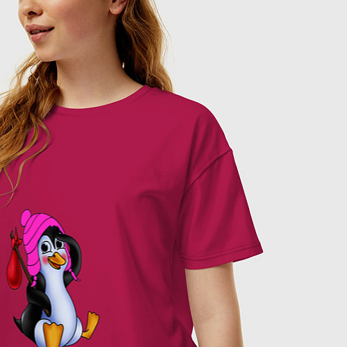 Женская футболка оверсайз Пингвин в розовой шапочке / Маджента – фото 3