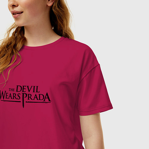 Женская футболка оверсайз Devil wears prada logo / Маджента – фото 3