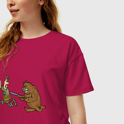 Женская футболка оверсайз Медведь гонится за охотником / Маджента – фото 3