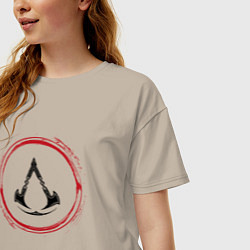 Футболка оверсайз женская Символ Assassins Creed и красная краска вокруг, цвет: миндальный — фото 2