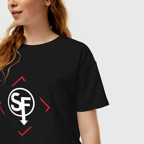 Женская футболка оверсайз Символ Sally Face в красном ромбе / Черный – фото 3