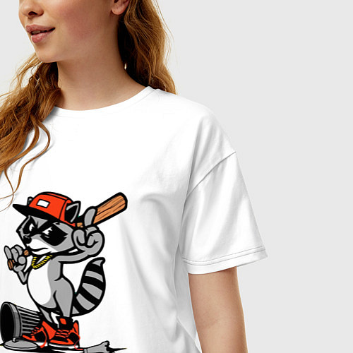 Женская футболка оверсайз Крутой енот с бейсбольной битой / Белый – фото 3