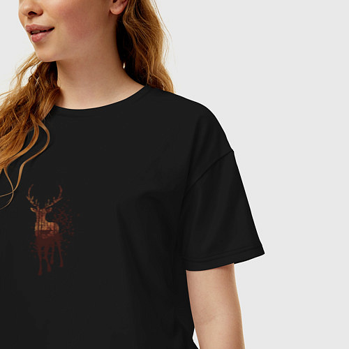 Женская футболка оверсайз Осенний лес в силуэте идущего оленя / Черный – фото 3