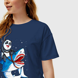 Футболка оверсайз женская Панда верхом на акуле в космосе, цвет: тёмно-синий — фото 2