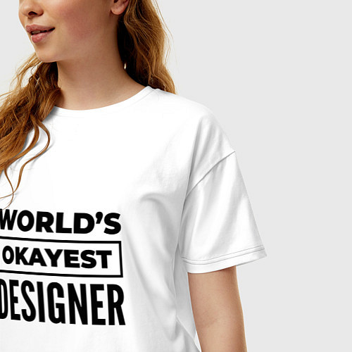 Женская футболка оверсайз The worlds okayest designer / Белый – фото 3