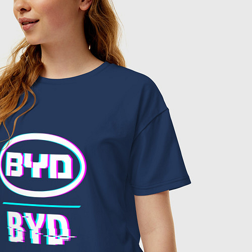 Женская футболка оверсайз Значок BYD в стиле glitch / Тёмно-синий – фото 3