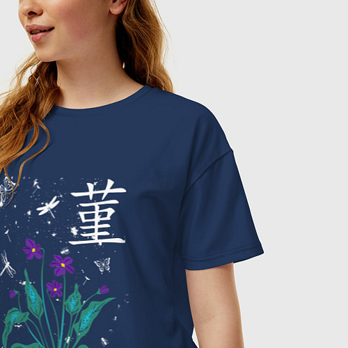 Женская футболка оверсайз Фиалка среди бабочек и падающего снега / Тёмно-синий – фото 3