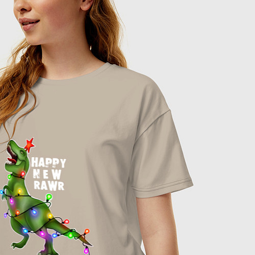 Женская футболка оверсайз Новогодний динозавр елочка гори / Миндальный – фото 3
