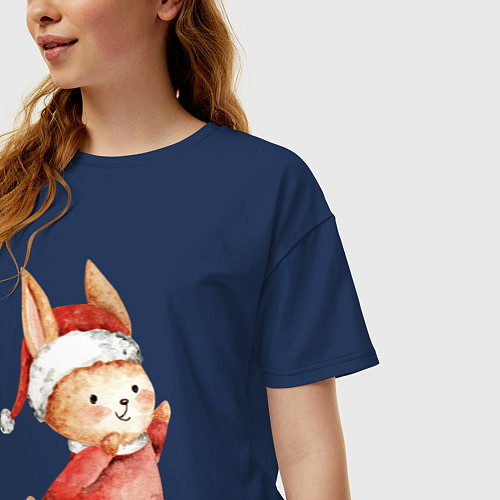 Женская футболка оверсайз Зайчик в новогоднем колпаке / Тёмно-синий – фото 3