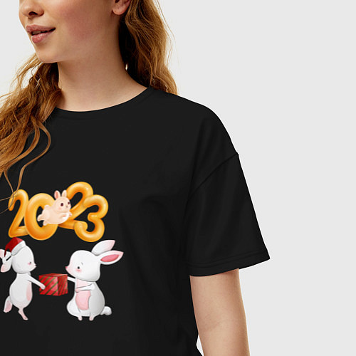 Женская футболка оверсайз Зайчики с подарком - 2023 / Черный – фото 3