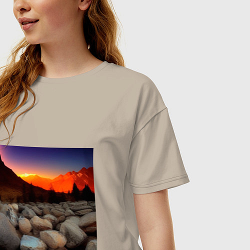 Женская футболка оверсайз Горный пейзаж в закате солнца, каменная река / Миндальный – фото 3