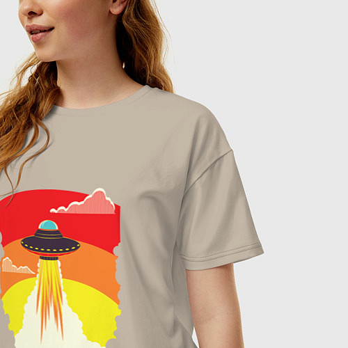 Женская футболка оверсайз Ретро летающий корабль НЛО / Миндальный – фото 3