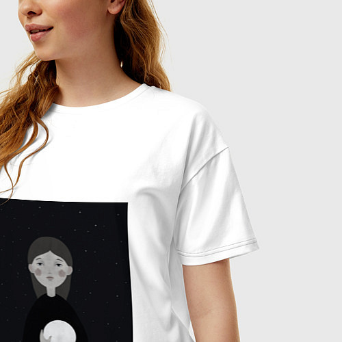 Женская футболка оверсайз Девочка с луной в руке на фоне звёздного неба / Белый – фото 3