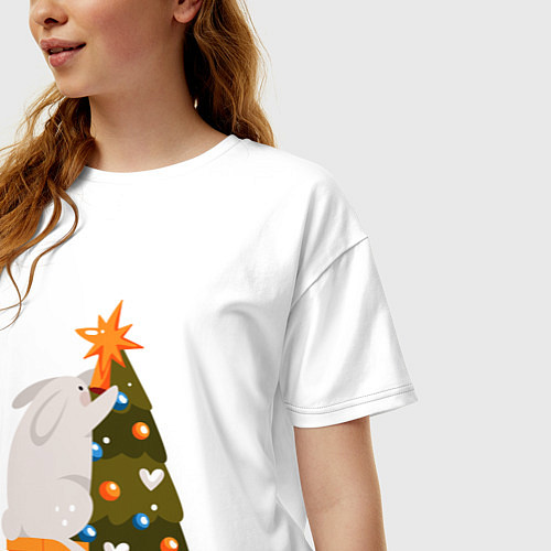 Женская футболка оверсайз Заяц наряжает елку / Белый – фото 3