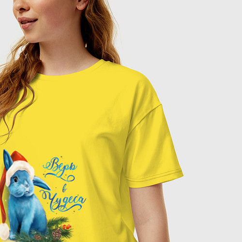 Женская футболка оверсайз Милый кролик в новогодней шапочке / Желтый – фото 3