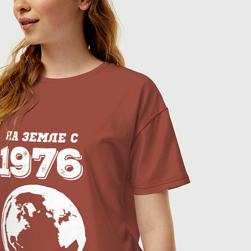 Женская футболка оверсайз На Земле с 1976 с краской на темном / Кирпичный – фото 3