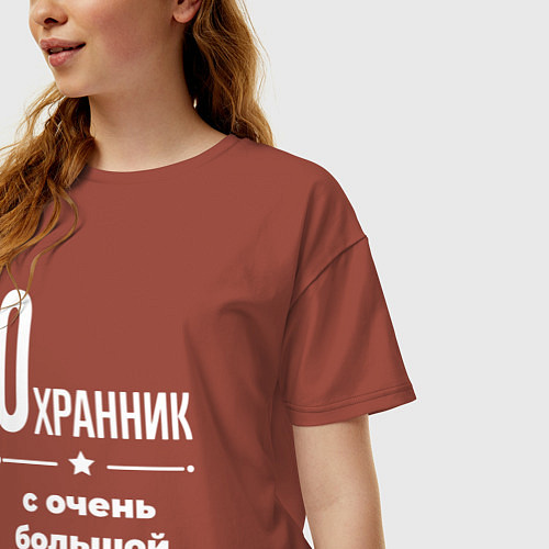 Женская футболка оверсайз Охранник с очень большой буквы / Кирпичный – фото 3