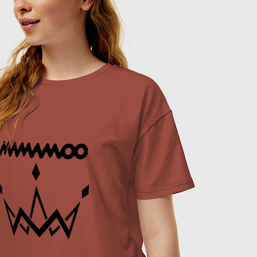 Женская футболка оверсайз Mamamoo emblem / Кирпичный – фото 3